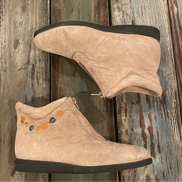 Beacon Leaf Embroidered Suede Leather Booties Womens Ankle Boots Size 8.5 Beige - Picture 13 of 13